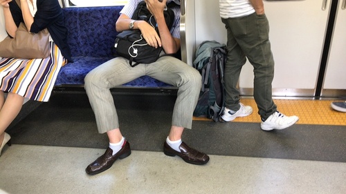 悲報 Twitter女 電車で脚を広げて座る男性をマナー違反だと批判する ベア速